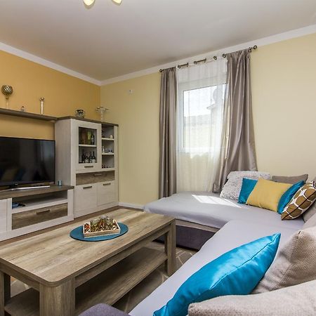 شقة Apartman Maxim بولا المظهر الخارجي الصورة