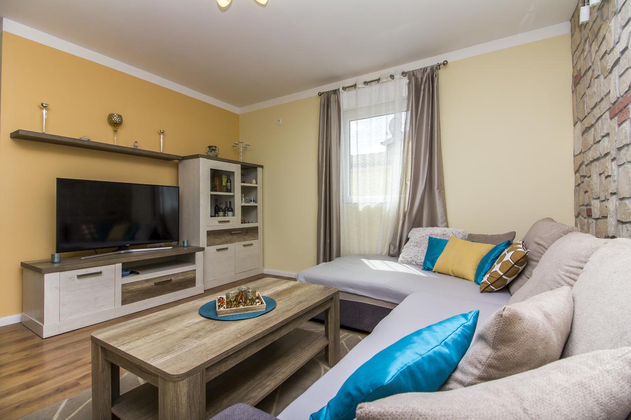 شقة Apartman Maxim بولا المظهر الخارجي الصورة