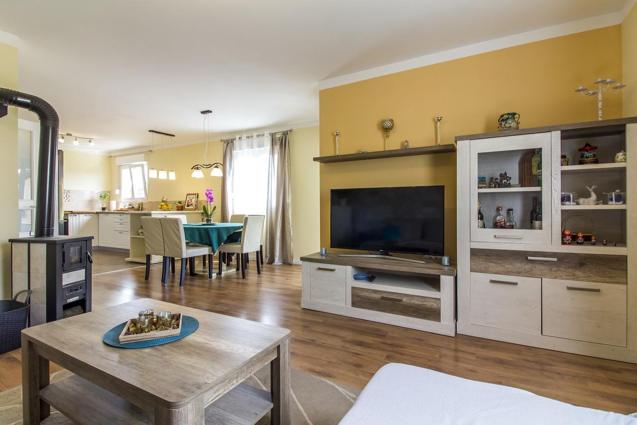 شقة Apartman Maxim بولا المظهر الخارجي الصورة